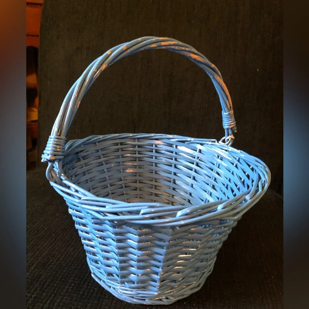 10936 VINTAGE Blue Wicker Basket With White Basket Liner Gingham Bows